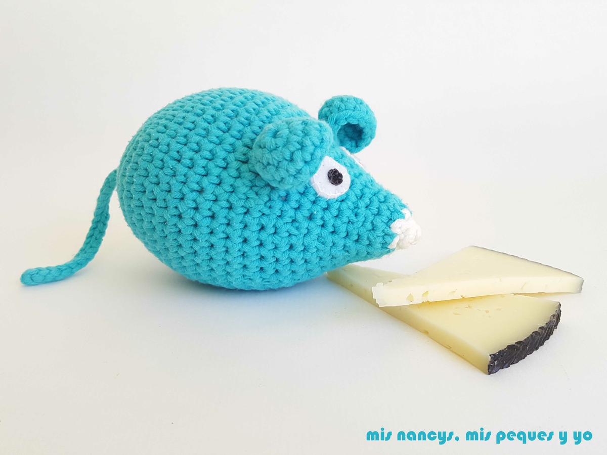 mis nancys, mis peques y yo, ratón amigurumi azul olfateando el queso