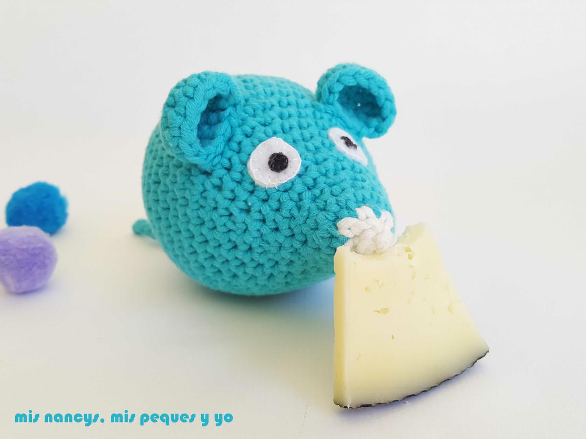mis nancys, mis peques y yo, ratón amigurumi azul comiendo el queso