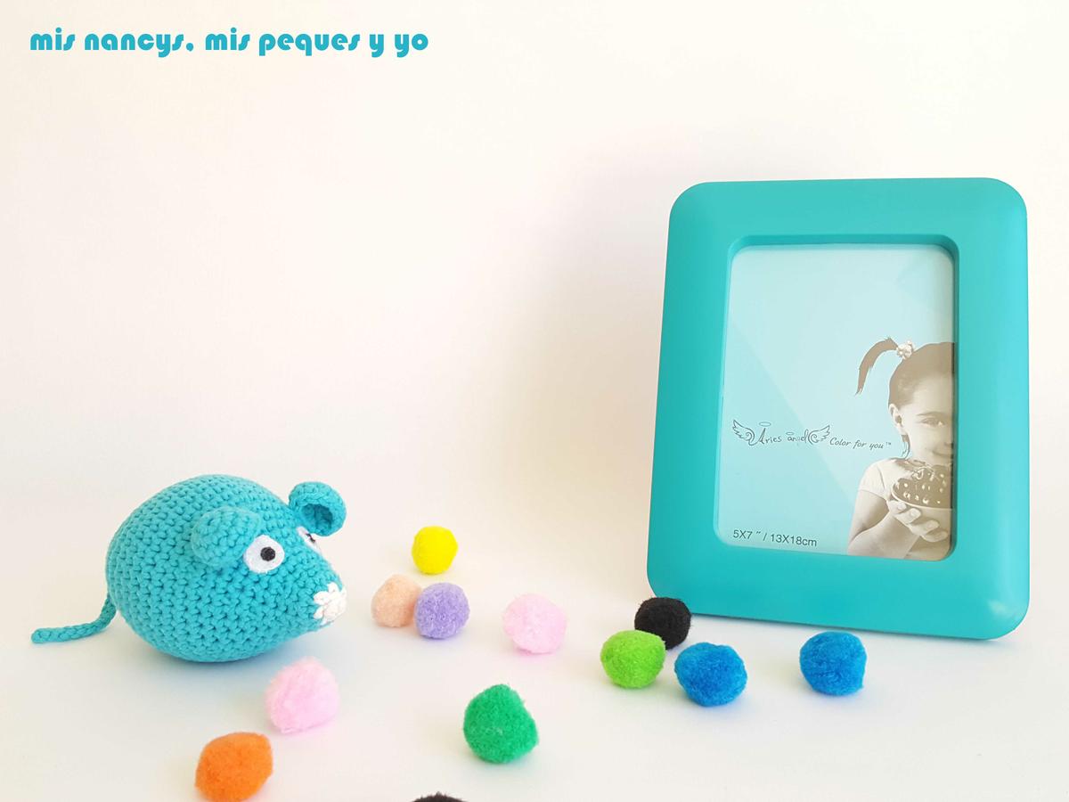 mis nancys, mis peques y yo, ratón amigurumi azul decorando marco de fotos