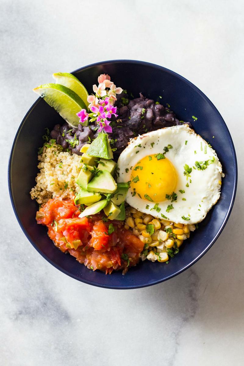If you ever wondered how to make quinoa for breakfast, here I have the most amazing Quinoa Breakfast Bowl recipe ever! Start the day with full power! 