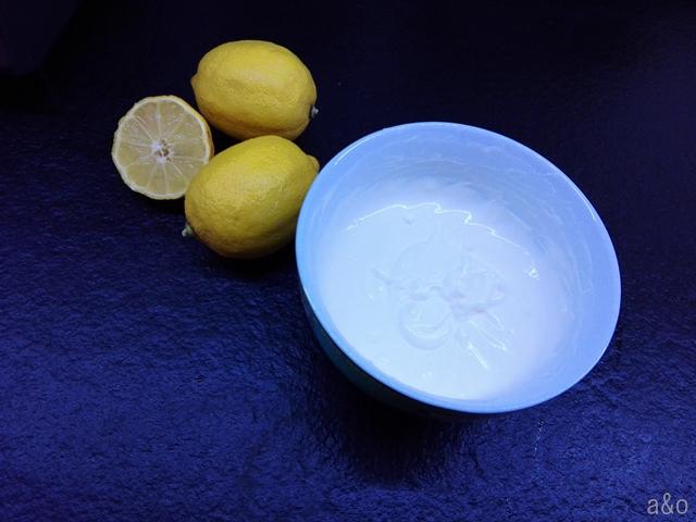 Preparamos la crema agria con el zumo de limón y la leche.