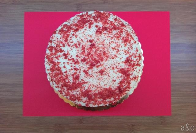 Espolvoreamos por encima de la tarta las migas del bizcocho.