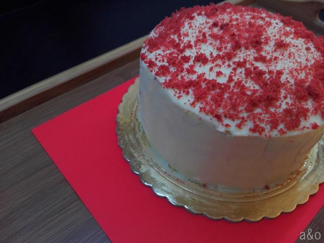 Tarta red velvet con chocolate blanco.