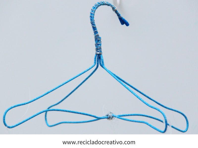 Móvil con peces. Hecho con botellas de plástico