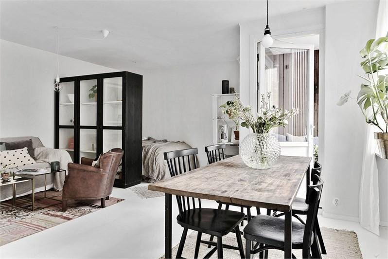 Dormitorio multiusos en un estudio nórdico