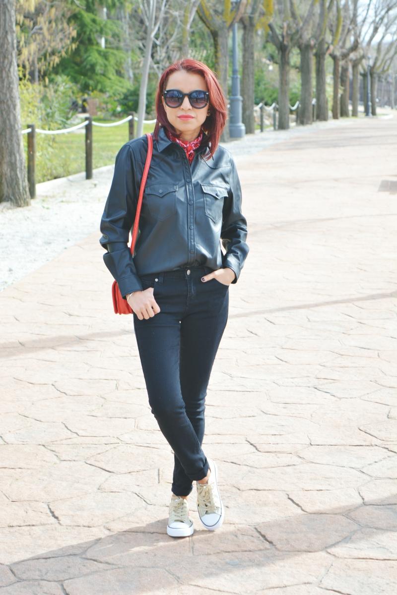 look-total-black-y-deportivas-7
