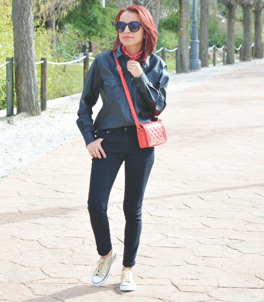 look-total-black-y-deportivas-4