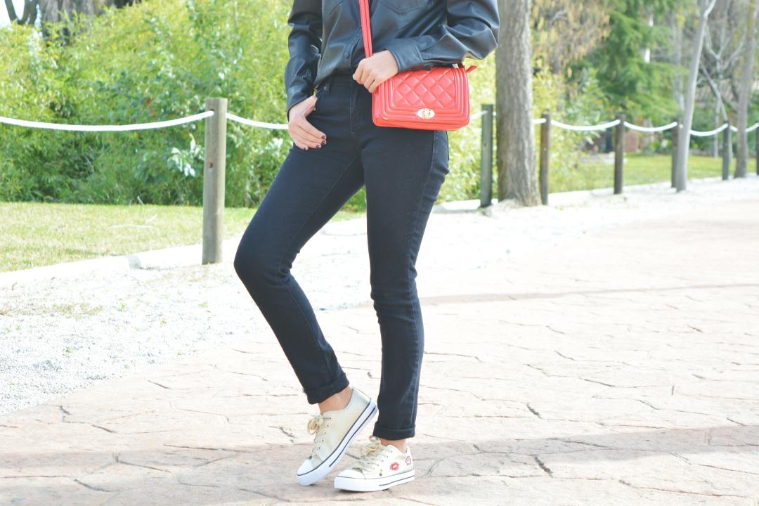 look-total-black-y-deportivas-10