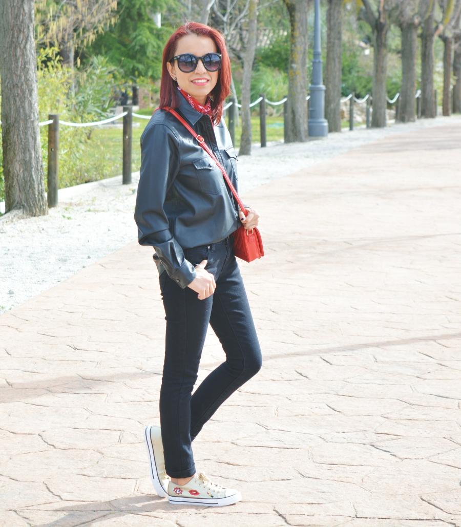 look-total-black-y-deportivas-3