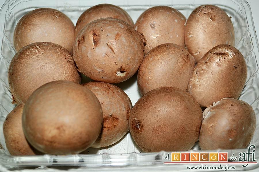 Pasta cremosa con panceta, champiñones y parmesano de Lorraine Pascale, limpiar de tierra los champiñones Portobello