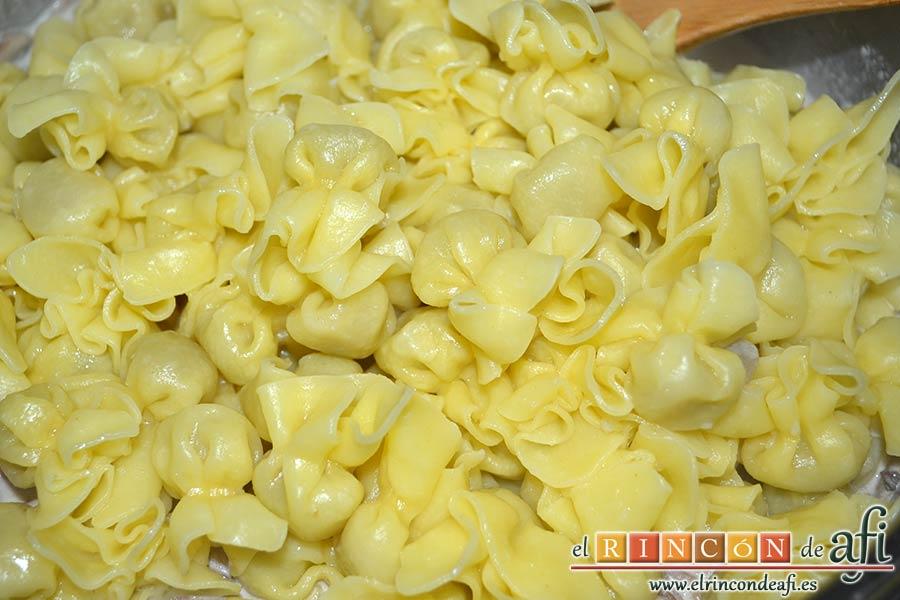 Pasta cremosa con panceta, champiñones y parmesano de Lorraine Pascale, añadir la pasta escurrida