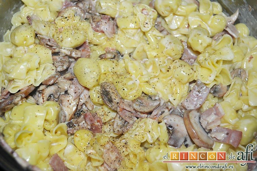 Pasta cremosa con panceta, champiñones y parmesano de Lorraine Pascale, remover bien y añadir pimienta molida