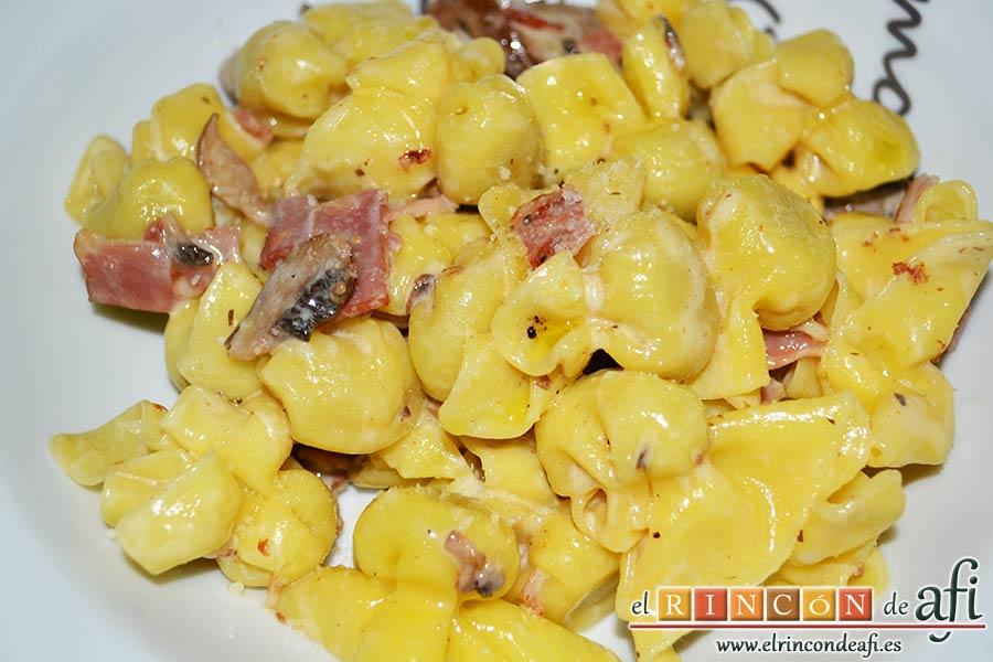 Pasta cremosa con panceta, champiñones y parmesano de Lorraine Pascale, sugerencia de presentación