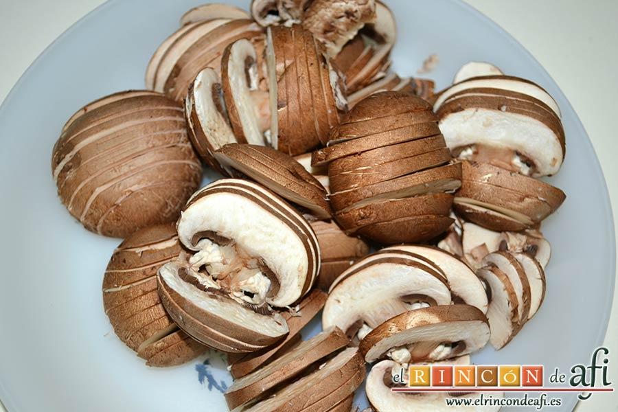 Pasta cremosa con panceta, champiñones y parmesano de Lorraine Pascale, laminarlos