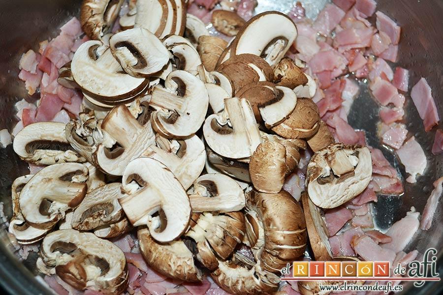 Pasta cremosa con panceta, champiñones y parmesano de Lorraine Pascale, añadir los champiñones