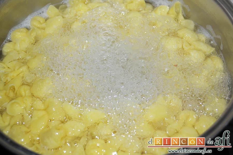 Pasta cremosa con panceta, champiñones y parmesano de Lorraine Pascale, cocer la pasta en agua hirviendo