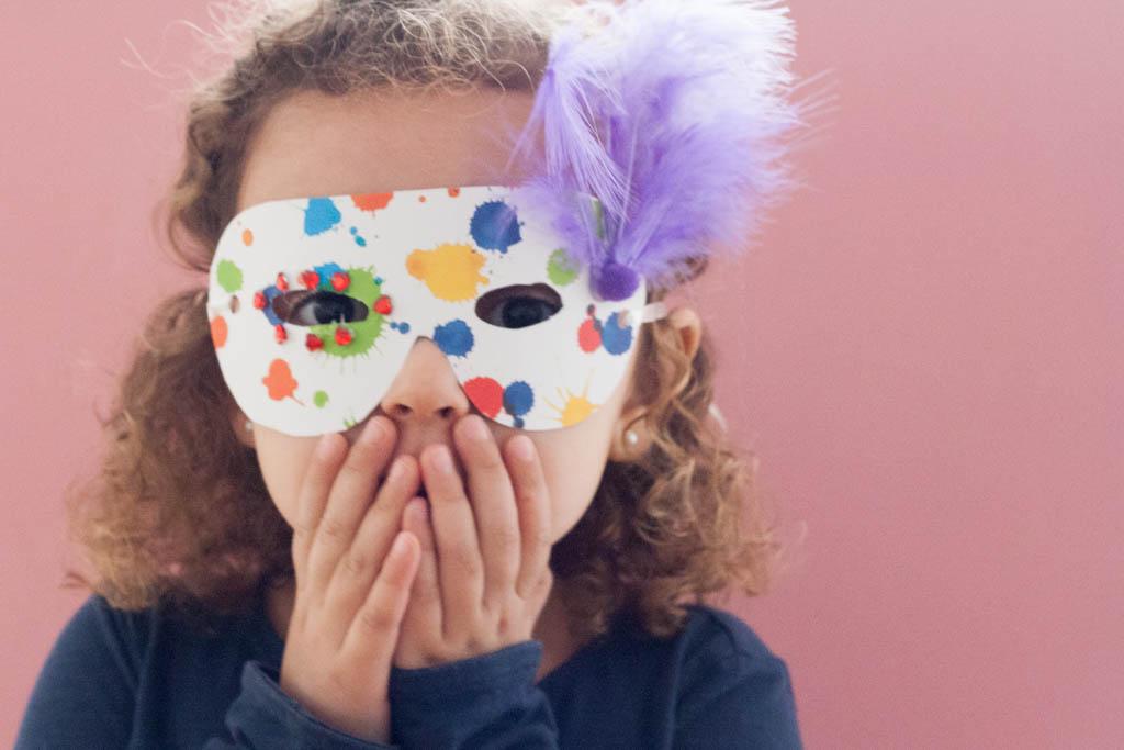 niña con mascara de carnaval