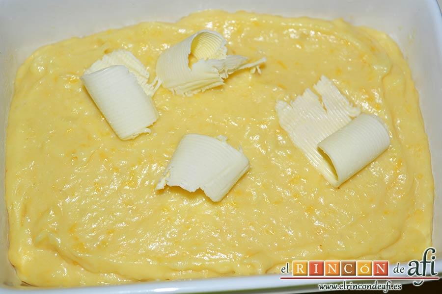 Pastelillo de Elvira, poner encima unos copos de mantequilla antes de meter al horno