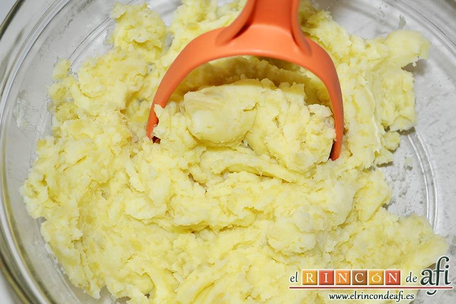 Pastelillo de Elvira, con un machacapapas irlas machacando