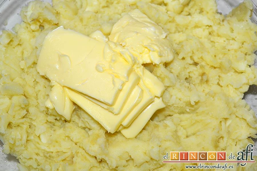 Pastelillo de Elvira, añadir 80 gramos de mantequilla a temperatura ambiente