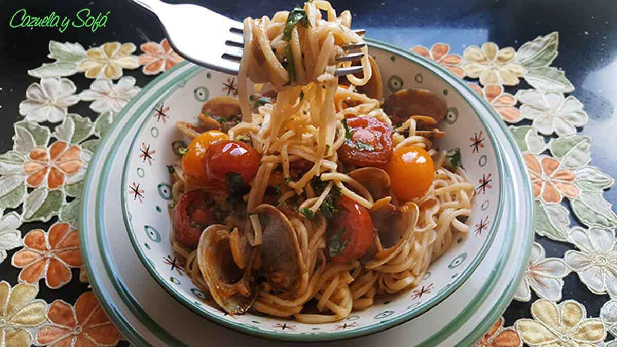 Espagueti-con-verduras-y-almejas-en-salsa-de-soja