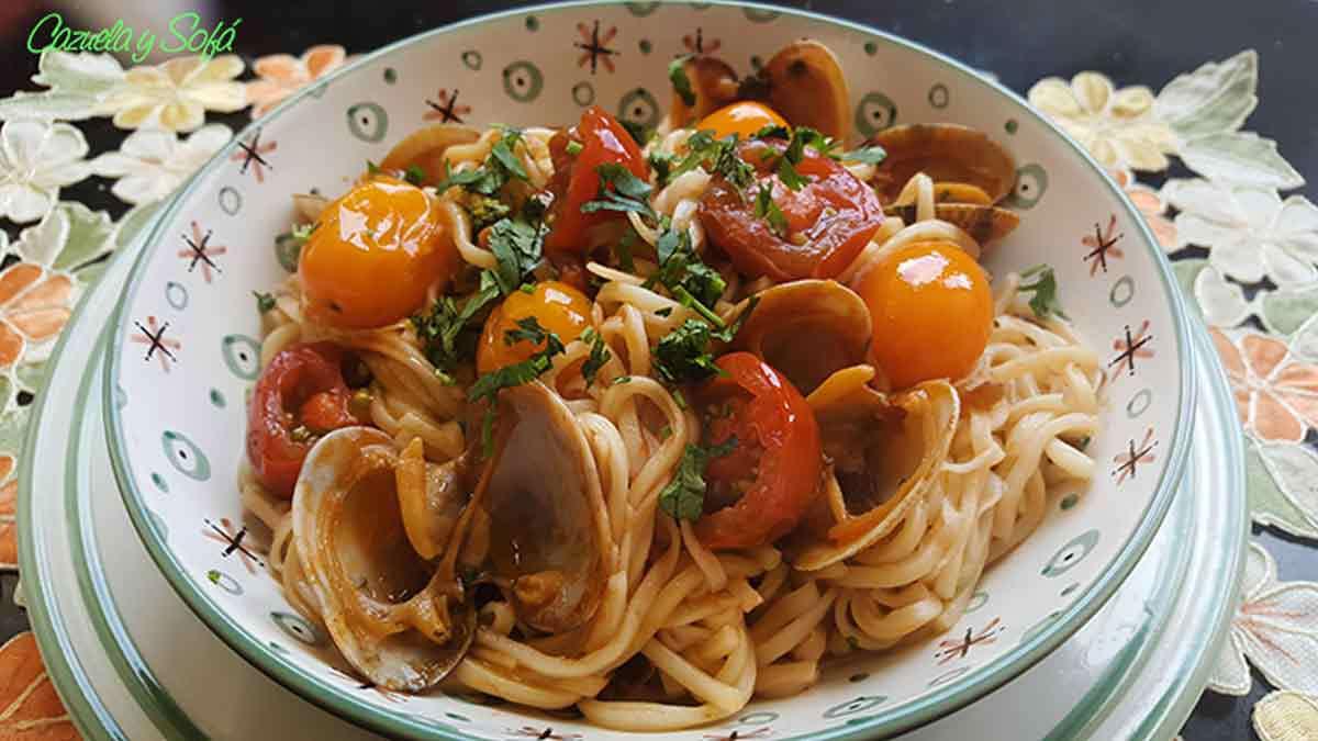 Espagueti-con-verduras-y-almejas-en-salsa-de-soja