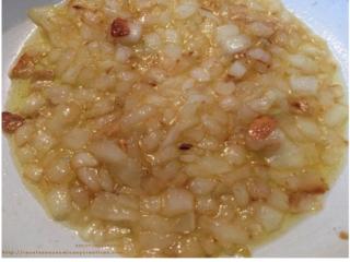 Crema de espinacas y rulo de queso de cabra - Se pocha la cebolla y el ajo y se añade miel