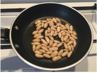 Crema de espinacas y rulo de queso de cabra - Se tuestan los piñones
