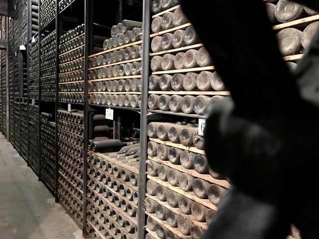 Miles de Botellas de las mejores añadas, décadas esperando...