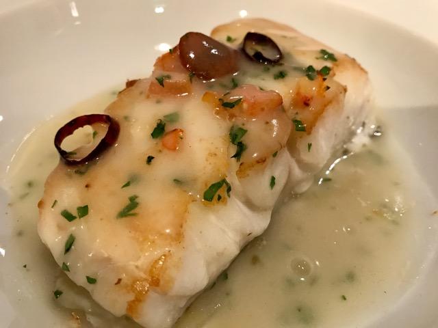 Bacalao al horno con su refrito y patatas panaderas