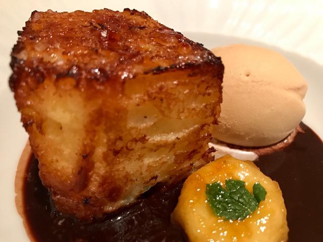 Torrija tostada con helado de dulce de leche y sopa fresca de cacao