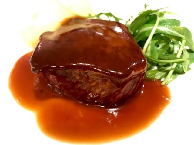 Lomo de Solomillo de Corzo al Oporto sobre parmantier de patatas y rúcula