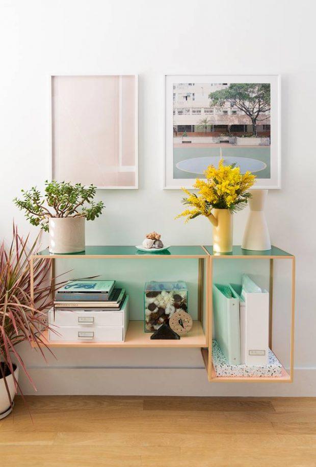 mesa dorada dormitorio