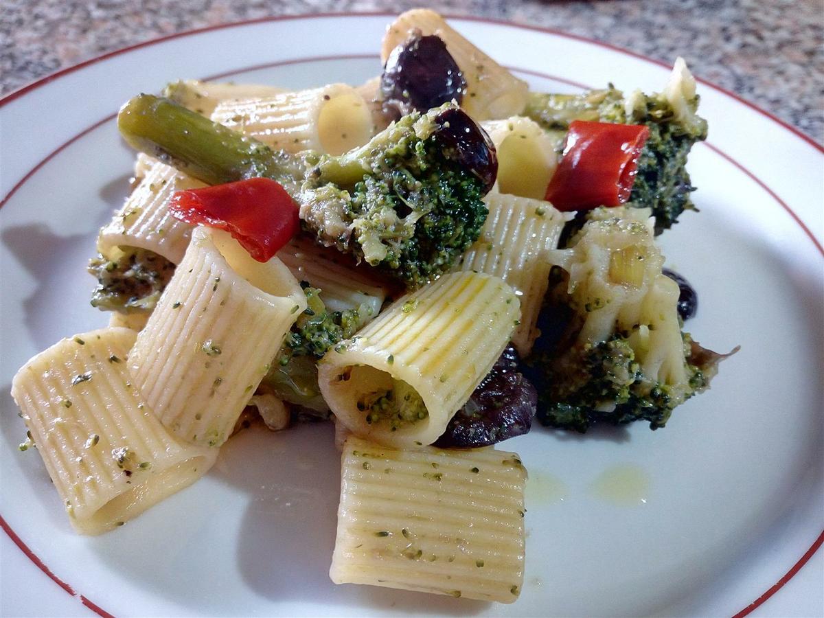 Pasta con brócoli y anchoas - Mezze maniche con broccoli e acciughe - Broccoli and anchovies pasta