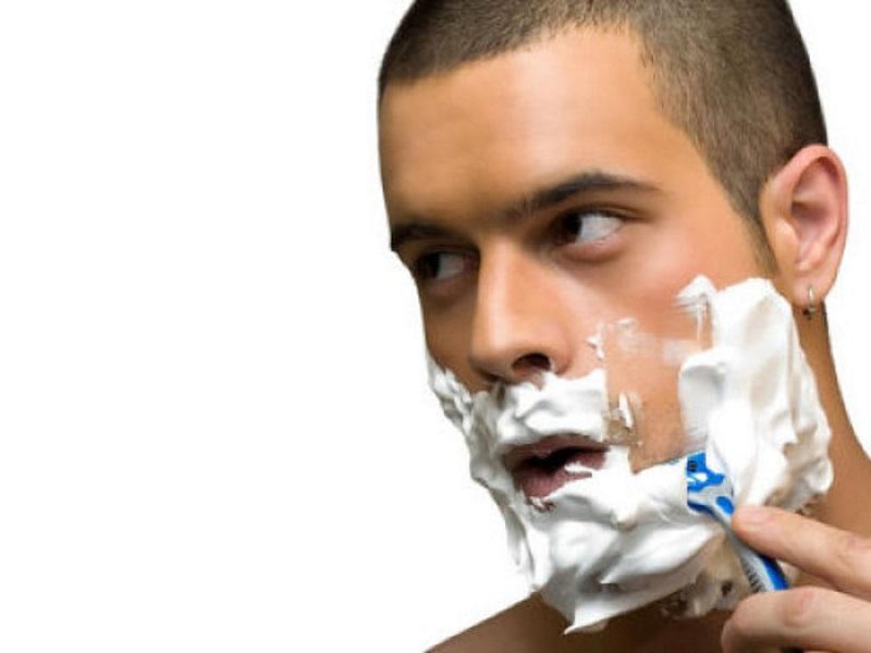 hombre afeitándose