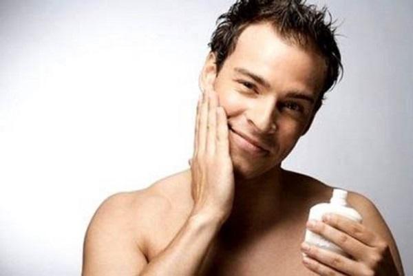 hombre usando aftershave 