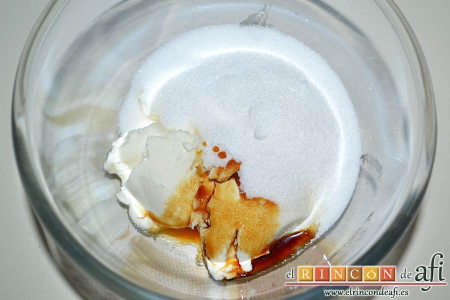 Tostadas francesas en taza, en otro bol ponemos el queso crema, el azúcar y el extracto de vainilla