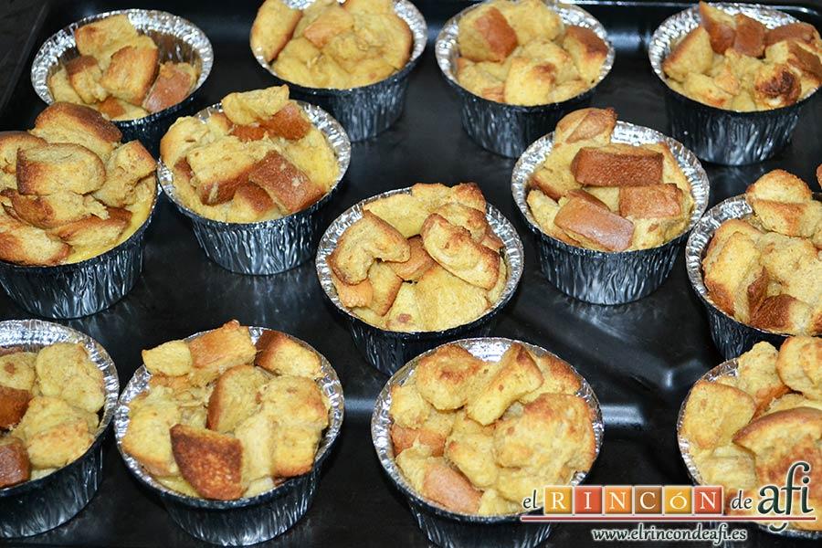 Tostadas francesas en taza, sacar los moldes del horno