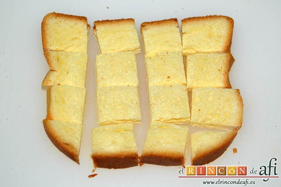 Tostadas francesas en taza, cortarlas en cuadraditos