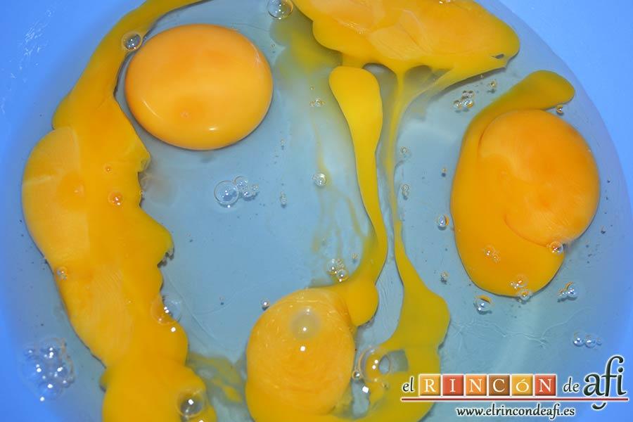 Tostadas francesas en taza, en otro bol poner los huevos