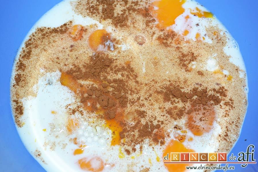 Tostadas francesas en taza, añadir la leche, el azúcar, el extracto de vainilla, la canela en polvo y la sal