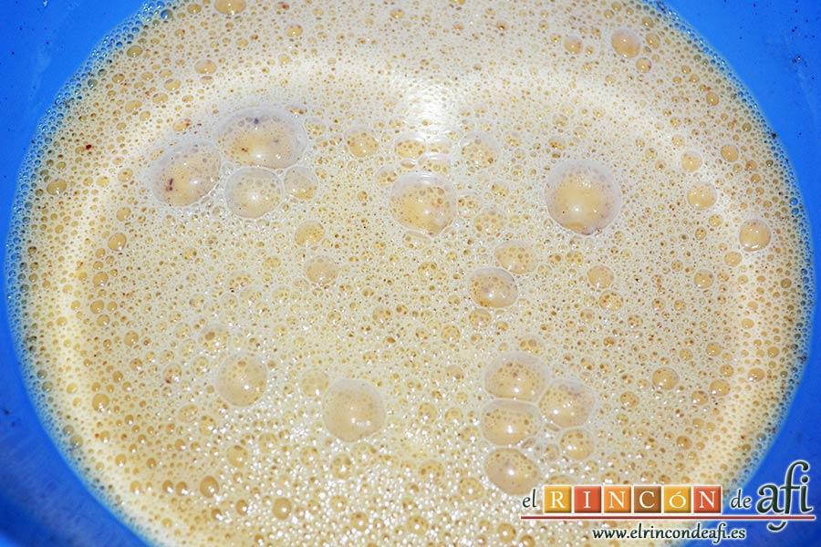 Tostadas francesas en taza, batir todo bien con varillas manuales