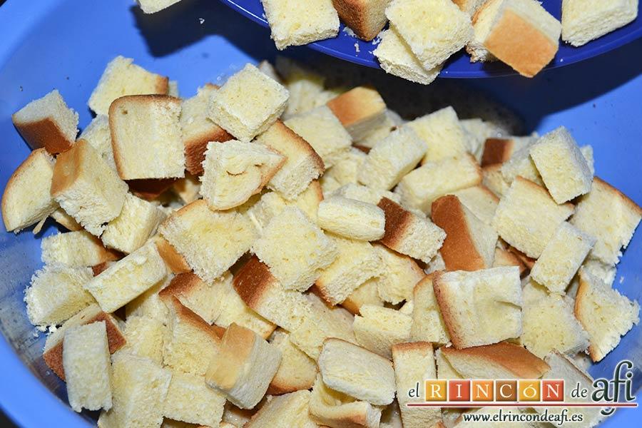 Tostadas francesas en taza, verter todo el pan sobre la mezcla