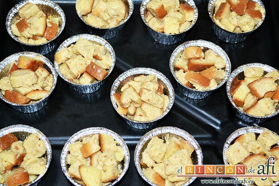 Tostadas francesas en taza, rellenar los moldes preparados, teniendo cuidado para que no se rompa el pan