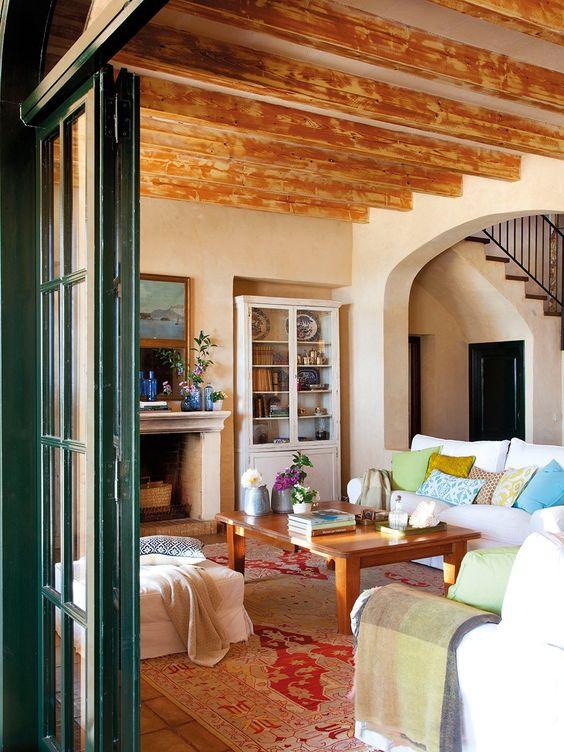 Vitrinas de La Inmaculada Concepción. Puf, similar de Gastón y Daniela. Sobre él, manta de lana beige de Zara Home.: 