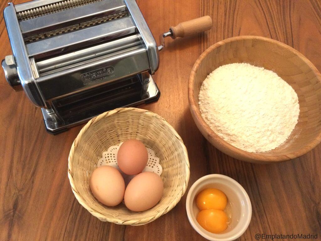 La máquina de pasta y los ingredientes para hacer pasta casera