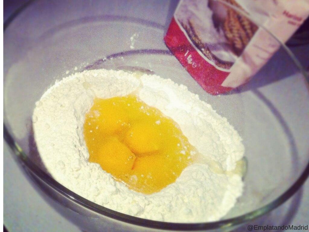 Empezamos poniendo los huevo en el centro de un volcán de harina de trigo Doble0