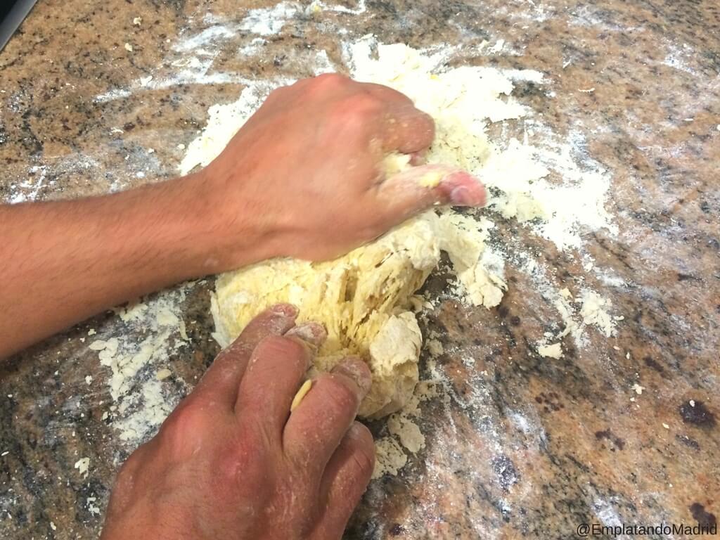 Amasamos durante 10 minutos hasta tener una masa lisa