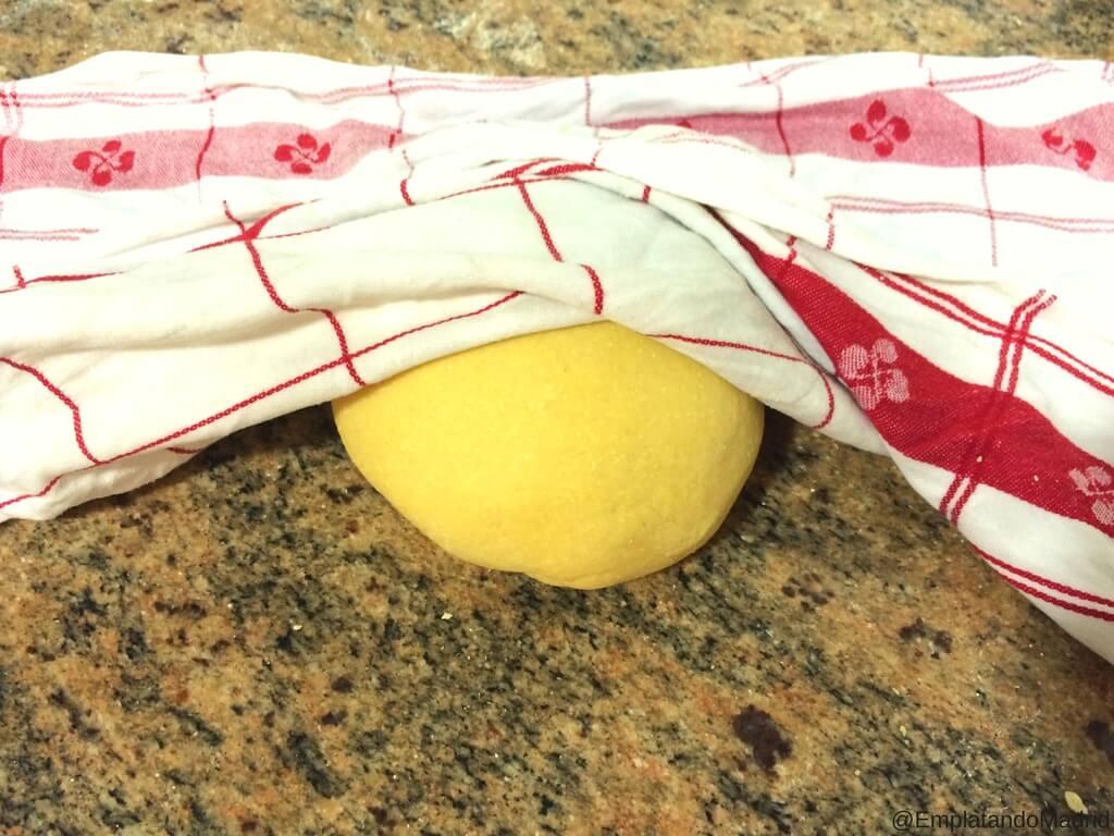 Deja descansar la masa durante una hora al menos. 