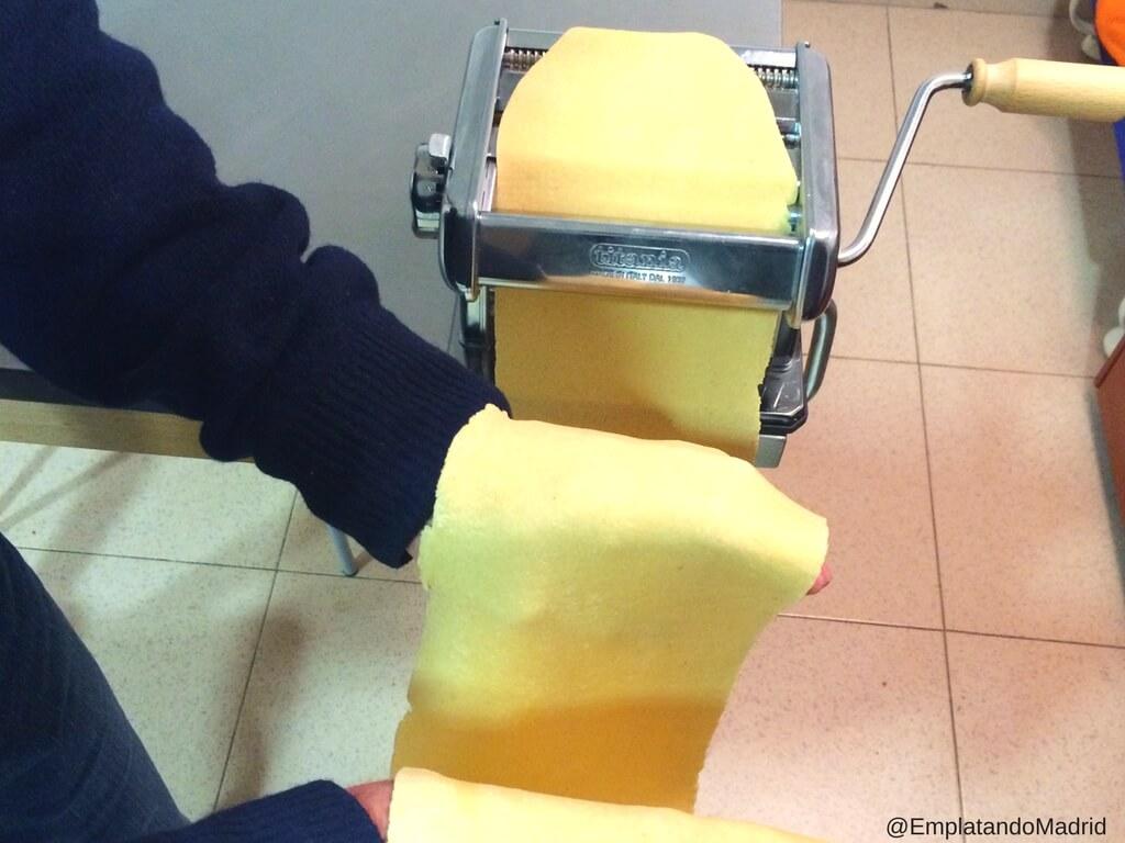 Pasa la masa por la máquina de pasta desde el punto más grueso al mas delgado. 